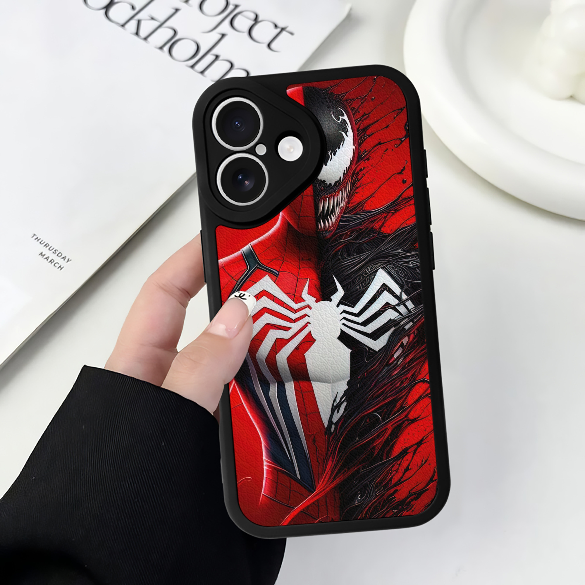 Spider Man スパイダーマン 【iPhone 16シリーズ対応】シリコンスマホケース（レザー調） 材質：シリコン